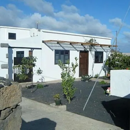 Villa Sleeps 5 Wifi Orzola